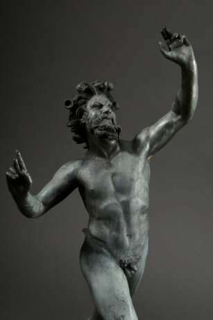 Großes Bronze Grand-Tour Souvenir "Tanzender Satyr" nach dem antiken Vorbild aus der Casa del Fauno in Pompeji, auf Podest gestempelt "Chiruzzi Naples", 19.Jh., H. 80cm, Altersspuren - photo 2