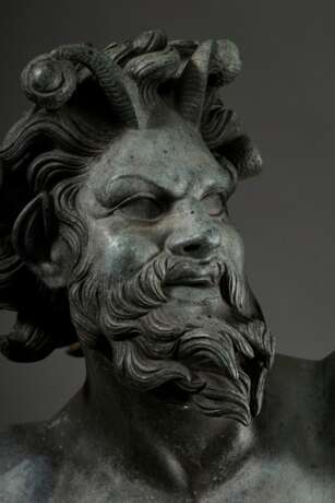 Großes Bronze Grand-Tour Souvenir "Tanzender Satyr" nach dem antiken Vorbild aus der Casa del Fauno in Pompeji, auf Podest gestempelt "Chiruzzi Naples", 19.Jh., H. 80cm, Altersspuren - photo 3