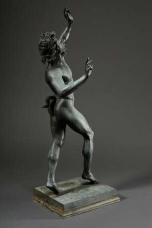 Großes Bronze Grand-Tour Souvenir "Tanzender Satyr" nach dem antiken Vorbild aus der Casa del Fauno in Pompeji, auf Podest gestempelt "Chiruzzi Naples", 19.Jh., H. 80cm, Altersspuren - photo 4