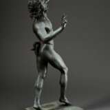 Großes Bronze Grand-Tour Souvenir "Tanzender Satyr" nach dem antiken Vorbild aus der Casa del Fauno in Pompeji, auf Podest gestempelt "Chiruzzi Naples", 19.Jh., H. 80cm, Altersspuren - photo 4