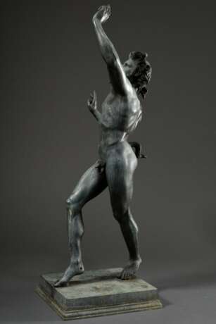 Großes Bronze Grand-Tour Souvenir "Tanzender Satyr" nach dem antiken Vorbild aus der Casa del Fauno in Pompeji, auf Podest gestempelt "Chiruzzi Naples", 19.Jh., H. 80cm, Altersspuren - photo 8