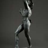 Großes Bronze Grand-Tour Souvenir "Tanzender Satyr" nach dem antiken Vorbild aus der Casa del Fauno in Pompeji, auf Podest gestempelt "Chiruzzi Naples", 19.Jh., H. 80cm, Altersspuren - photo 8