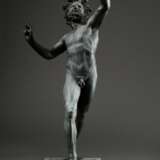 Großes Bronze Grand-Tour Souvenir "Tanzender Satyr" nach dem antiken Vorbild aus der Casa del Fauno in Pompeji, auf Podest gestempelt "Chiruzzi Naples", 19.Jh., H. 80cm, Altersspuren - photo 10