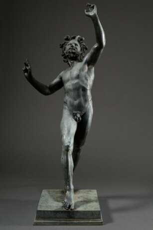 Großes Bronze Grand-Tour Souvenir "Tanzender Satyr" nach dem antiken Vorbild aus der Casa del Fauno in Pompeji, auf Podest gestempelt "Chiruzzi Naples", 19.Jh., H. 80cm, Altersspuren - photo 10