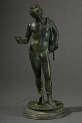 Grand Tour Souvenir „Stehender Dionysos (Narziss aus Pompeji)“ auf runder Plinthe, Bronze patiniert, wohl Italien 19.Jh., H. 26cm, leichte Altersspuren