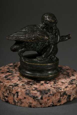 Miniatur "Putto mit Gans" nach römischem Vorbild, Bronze auf rundem Marmorsockel, H. 6,5cm (mit Sockel), Ø 7,6cm, Sockel best. - фото 1