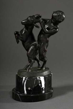 Kaesbach, Rudolf (1873-1955) "Junger Faun mit Ziegenbock", Bronze patiniert, auf Marmorsockel, auf der Plinthe sign., Gießerstempel "Bildgiesserei Kraas Berlin S. 42", H. 22,4cm (mit Sockel), Verschra… - photo 1