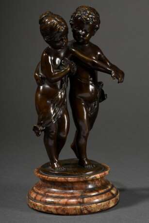 Schmidt, G. (?) "Tanzendes Puttenpaar", Deutsch um 1890/1900, Bronze auf rundem Marmorsockel, auf der Plinthe sign., H. 16,4/19,5cm, Sockel best. - photo 1