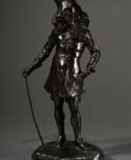 Übersicht. Carriés, Jean Joseph Marie (1855-1894) &quot;Gentilhomme dit le Callot&quot;, Bronze, patiniert, auf naturalistischer Plinthe, darauf seitlich sign., H. 32,8cm, Stock verbogen