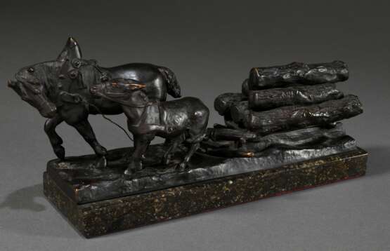 Unbekannter Künstler um 1900 "Pferd und Esel ziehen Holzschlitten", auf der Plinthe sign. (Martin), Bronze patiniert, auf Marmorsockel, 14,5x31,5x8,5cm, leicht berieben, Verschraubung lose - photo 1