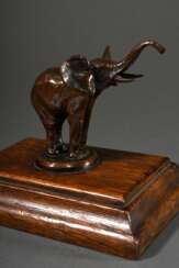 Ter Meer, Hermann Hendricus (1871-1934) „Trompetender Elefant“, Bronze patiniert, auf der Plinthe sign., auf Holzsockel, H. 9,8cm (ohne Sockel), 11,5x17,3x3,6cm