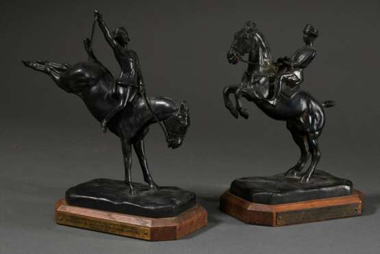 2 Minvielle, Roger de (1897-1987) Dressurreit Figuren "Courbette" und "Croupade", Bronze patiniert, je seitlich auf Plakette bez. "Fédération francaise des sports équestres Concours de Sauts Inte… - фото 1