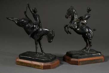 2 Minvielle, Roger de (1897-1987) Dressurreit Figuren &quot;Courbette&quot; und &quot;Croupade&quot;, Bronze patiniert, je seitlich auf Plakette bez. &quot;Fédération francaise des sports équestres Concours de Sauts Inte…