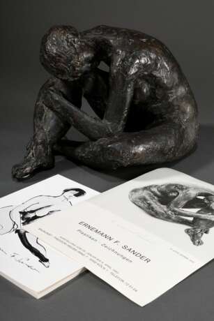 Sander, Ernemann Friedrich (1925-2020) "Jutta, sitzend" 1979, Bronze, patiniert, seitl. monogr./num.? ("5-7"), ca. 21x34x23cm, dazu: sign. Ausstellungsplakat "Baukunst" Köln/1983, sign. und … - Foto 1