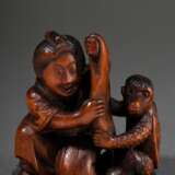 Buchsbaum Netsuke "Frau und Kappa beim Versteckspiel", sign. Tomomasa, sehr seltenes Sujet, 19.Jh., H. 4,4cm, Provenienz: Norddeutsche Sammlung - photo 1