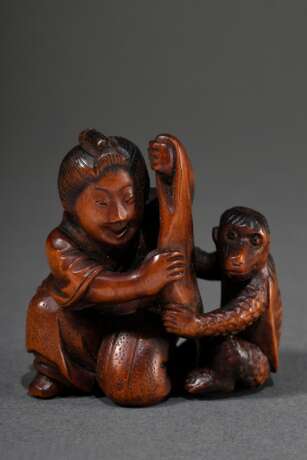 Buchsbaum Netsuke "Frau und Kappa beim Versteckspiel", sign. Tomomasa, sehr seltenes Sujet, 19.Jh., H. 4,4cm, Provenienz: Norddeutsche Sammlung - photo 1