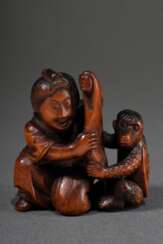 Buchsbaum Netsuke &quot;Frau und Kappa beim Versteckspiel&quot;, sign. Tomomasa, sehr seltenes Sujet, 19.Jh., H. 4,4cm, Provenienz: Norddeutsche Sammlung