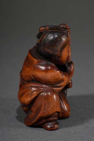 Buchsbaum Netsuke "Frau und Kappa beim Versteckspiel", sign. Tomomasa, sehr seltenes Sujet, 19.Jh., H. 4,4cm, Provenienz: Norddeutsche Sammlung - photo 2