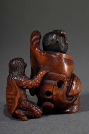 Buchsbaum Netsuke "Frau und Kappa beim Versteckspiel", sign. Tomomasa, sehr seltenes Sujet, 19.Jh., H. 4,4cm, Provenienz: Norddeutsche Sammlung - photo 3