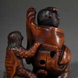 Buchsbaum Netsuke "Frau und Kappa beim Versteckspiel", sign. Tomomasa, sehr seltenes Sujet, 19.Jh., H. 4,4cm, Provenienz: Norddeutsche Sammlung - photo 3