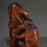 Buchsbaum Netsuke "Frau und Kappa beim Versteckspiel", sign. Tomomasa, sehr seltenes Sujet, 19.Jh., H. 4,4cm, Provenienz: Norddeutsche Sammlung - photo 4