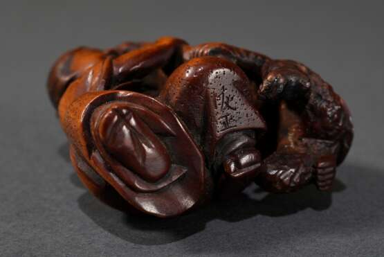 Buchsbaum Netsuke "Frau und Kappa beim Versteckspiel", sign. Tomomasa, sehr seltenes Sujet, 19.Jh., H. 4,4cm, Provenienz: Norddeutsche Sammlung - photo 5