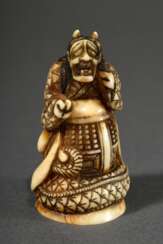 Feines Walrosszahn Netsuke &quot;Kiyohime in Schlangengestalt auf Glocke des Dojoji sitzend&quot; aus der Anchin-Kiyohime Legende, detailreiche Dekoration, schöne glänzende Patina, 19.Jh., H. 4,7cm, Provenienz: Norddeuts…