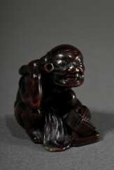 Buchsbaum Netsuke &quot;Erfolgloser Rattenfänger&quot; in feinster Ausführung, Ratte mit eingelegten Hornaugen, sign. Minko und Kakihan, Ende 19.Jh., H. 3,5cm, Provenienz: Norddeutsche Sammlung