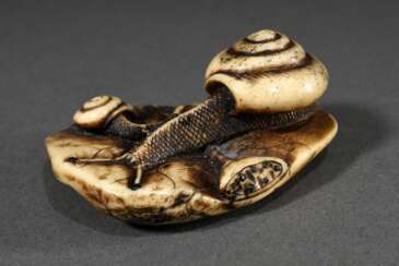 Hirschhorn Netsuke &quot;Zwei Schnecken auf Lotosblatt&quot; mit grünen Glas- und Horneinlagen, schöne Einarbeitung der Gehörn Struktur, Asakusa Schule, 19.Jh., B. 5,3cm, 1 Auge verloren, Provenienz: Norddeutsche Sammlun…