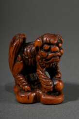 Kraftvolles Buchsbaum Netsuke &quot;Sitzender Shishi auf Sockel&quot;, Boden beschriftet Shanghai 上海, H. 4,2cm, Provenienz: Norddeutsche Sammlung