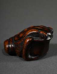 Buchsbaum Netsuke &quot;Sitzende Kröte&quot; mit dreifach eingelegten Augen aus hellem und schwarzem Horn mit Silbereinlage, schön gearbeitete Rückenpartie mit Gebrauchspatina, sign. Tenmin und Kakihan, Anfang 19.Jh., L.…