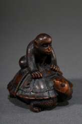 Buchsbaum Netsuke &quot;Affe auf Schildkröte reitend&quot; in detailreicher Ausarbeitung mit eingelegten Hornaugen, dunkel gebeizt, Ende 19.Jh., H. 3,8cm, Provenienz: Norddeutsche Sammlung