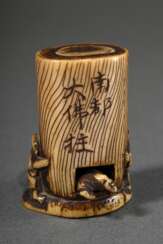 Hirschhorn Trick-Netsuke &quot;Pilger kriecht durch die Säule der Buddha-Halle des Todaiji Tempel in Nara&quot;, seltenes Sujet, vorne beschriftet: Nanto Daibutsu hashira 南都大佛柱, beweglich, H. 4,1cm, Provenienz: Norddeuts…