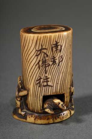 Hirschhorn Trick-Netsuke "Pilger kriecht durch die Säule der Buddha-Halle des Todaiji Tempel in Nara", seltenes Sujet, vorne beschriftet: Nanto Daibutsu hashira 南都大佛柱, beweglich, H. 4,1cm, Provenienz: Norddeuts… - photo 1