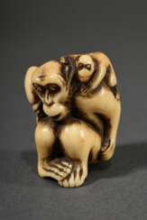 Hirschhorn Netsuke &quot;Affe mit Pfirsich und Jungem auf dem Rücken&quot; im Stil von Mitsuhide, kompakte Form, Ende 19.Jh., H. 3,4cm, Provenienz: Norddeutsche Sammlung