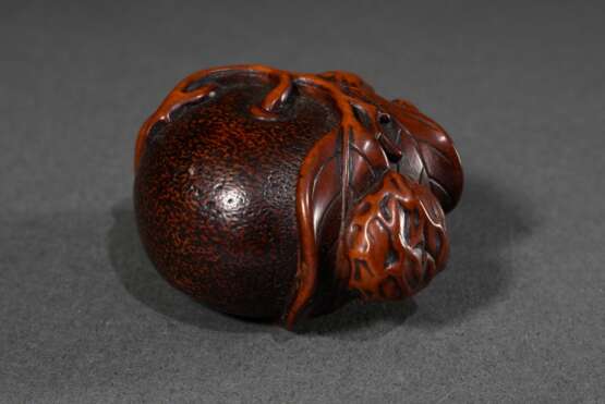 Buchsbaum Netsuke "Mandarine mit Stängel und Blättern" (Mikan 蜜柑), punzierte und feine Ausarbeitung, Gebrauchspatina, verschieden große Himotoshi, 19.Jh., L. 3,6cm, Provenienz: Norddeutsche Sammlung - photo 1