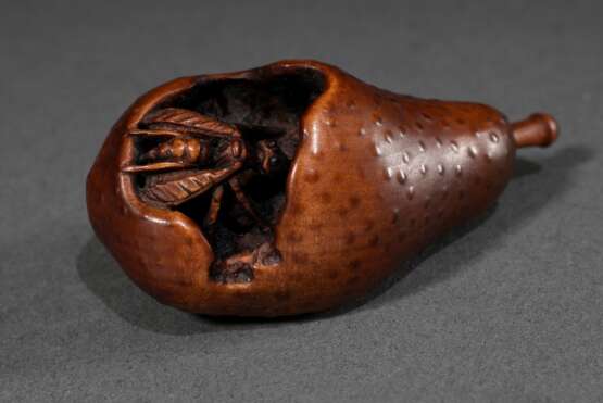 Buchsbaum Netsuke "Faulige Birne mit Wespe" in Ukibori Technik, natürliches Himotoshi, 20.Jh., L. 5,5cm, Provenienz: Norddeutsche Sammlung - Foto 3