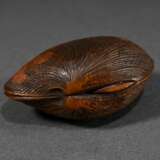 Buchsbaum Netsuke "Asari Venusmuschel" mit fein schraffierter und partiell eingefärbter Oberfläche, sign. Josai, Mitte 19.Jh., L. 4,1cm, Vgl.: Mary L. O'Brien, A Guide for Collectors, S. 98, Abb. 89, Provenienz… - photo 1