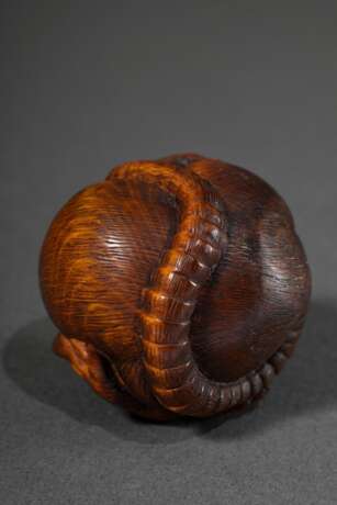 Großes Buchsbaum Netsuke "Gekugelte Ratte" mit schönem Gesichtsausdruck in feinster Schnitzarbeit, eingelegte Augen aus schwarzem Horn, versteckt gearbeitete natürliche Himotoshi, Anfang 20.Jh., Ø 4cm, Provenie… - фото 3