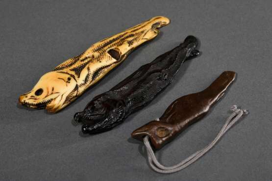 3 Diverse Netsuke "Trockensalm" (Shiosake) aus verschiedenen Materialien: 1x Hirschhorn (L. 10,1cm, 18.Jh.), 1x Umimatsu (L. 9cm, 19.Jh.) und 1x Bronze, lateinisch sign. Tobari (L. 7cm, Anfang 20.Jh.), Provenie… - photo 1