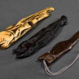 3 Diverse Netsuke "Trockensalm" (Shiosake) aus verschiedenen Materialien: 1x Hirschhorn (L. 10,1cm, 18.Jh.), 1x Umimatsu (L. 9cm, 19.Jh.) und 1x Bronze, lateinisch sign. Tobari (L. 7cm, Anfang 20.Jh.), Provenie… - photo 1