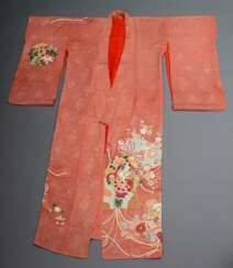 Rostroter Kimono mit farbigem Floraldekor, Brokatseidencrêpe mit Golddruck, 20.Jh., 身丈 mitake L. 151cm, Tragespuren