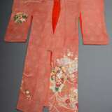 Rostroter Kimono mit farbigem Floraldekor, Brokatseidencrêpe mit Golddruck, 20.Jh., 身丈 mitake L. 151cm, Tragespuren - Foto 1