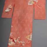 Rostroter Kimono mit farbigem Floraldekor, Brokatseidencrêpe mit Golddruck, 20.Jh., 身丈 mitake L. 151cm, Tragespuren - Foto 6