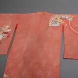 Rostroter Kimono mit farbigem Floraldekor, Brokatseidencrêpe mit Golddruck, 20.Jh., 身丈 mitake L. 151cm, Tragespuren - Foto 7