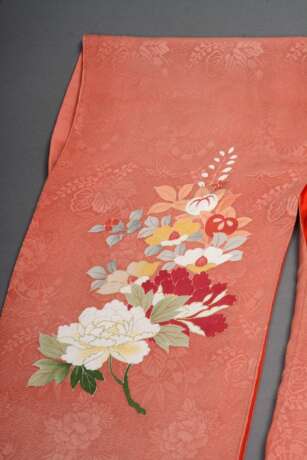 Rostroter Kimono mit farbigem Floraldekor, Brokatseidencrêpe mit Golddruck, 20.Jh., 身丈 mitake L. 151cm, Tragespuren - Foto 9