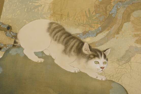 Japanisches Rollbild "Katze unter Päonienbusch", farbige Tusche auf Seide, Inschrift, Siegel, Brokatmontierung, Beinknäufe, Kiriholz-Kasten, beschriftet, um 1900, 134x51cm - Foto 3