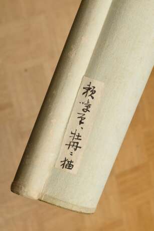 Japanisches Rollbild "Katze unter Päonienbusch", farbige Tusche auf Seide, Inschrift, Siegel, Brokatmontierung, Beinknäufe, Kiriholz-Kasten, beschriftet, um 1900, 134x51cm - Foto 6