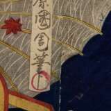 3 Kunichika (1835-1900) "Kabukiszene", Farbholzschnitte, Triptychon, sign. Toyohara Kunichika hitsu, Kabukischauspieler Nakamura Nakazô, Nakamura Shinkan, Verleger Shimizuya Naôjiro, im Passepartout montiert, j… - Foto 6