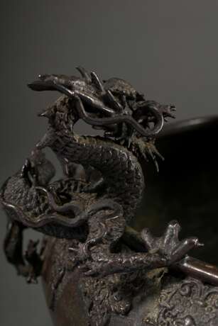 Japanische Bronze Schale mit zwei plastischen "Drachen" auf der Wandung und 4 Füßen mit Dämonenmasken, Boden sign. Watakumo chû 渡雲鋳 und Siegel, Meiji Periode, 25,2x42x34cm, 1 Schwanzspitze verloren - Foto 5